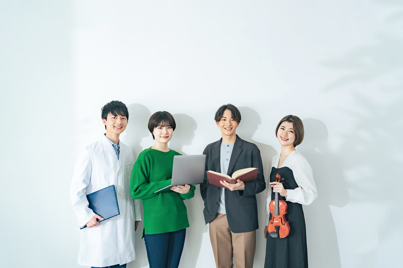 様々な学部の大学生・専門学校生のグループ　文系　理系　芸術系　IT系