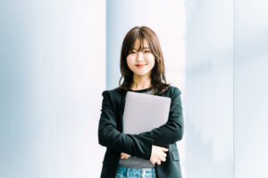 ノートパソコンを持つビジネスウーマン