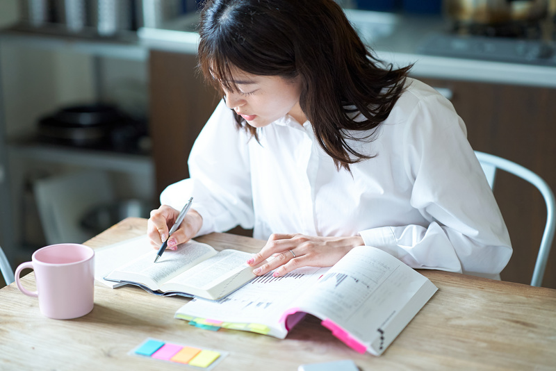 テキストで勉強する大人の女性