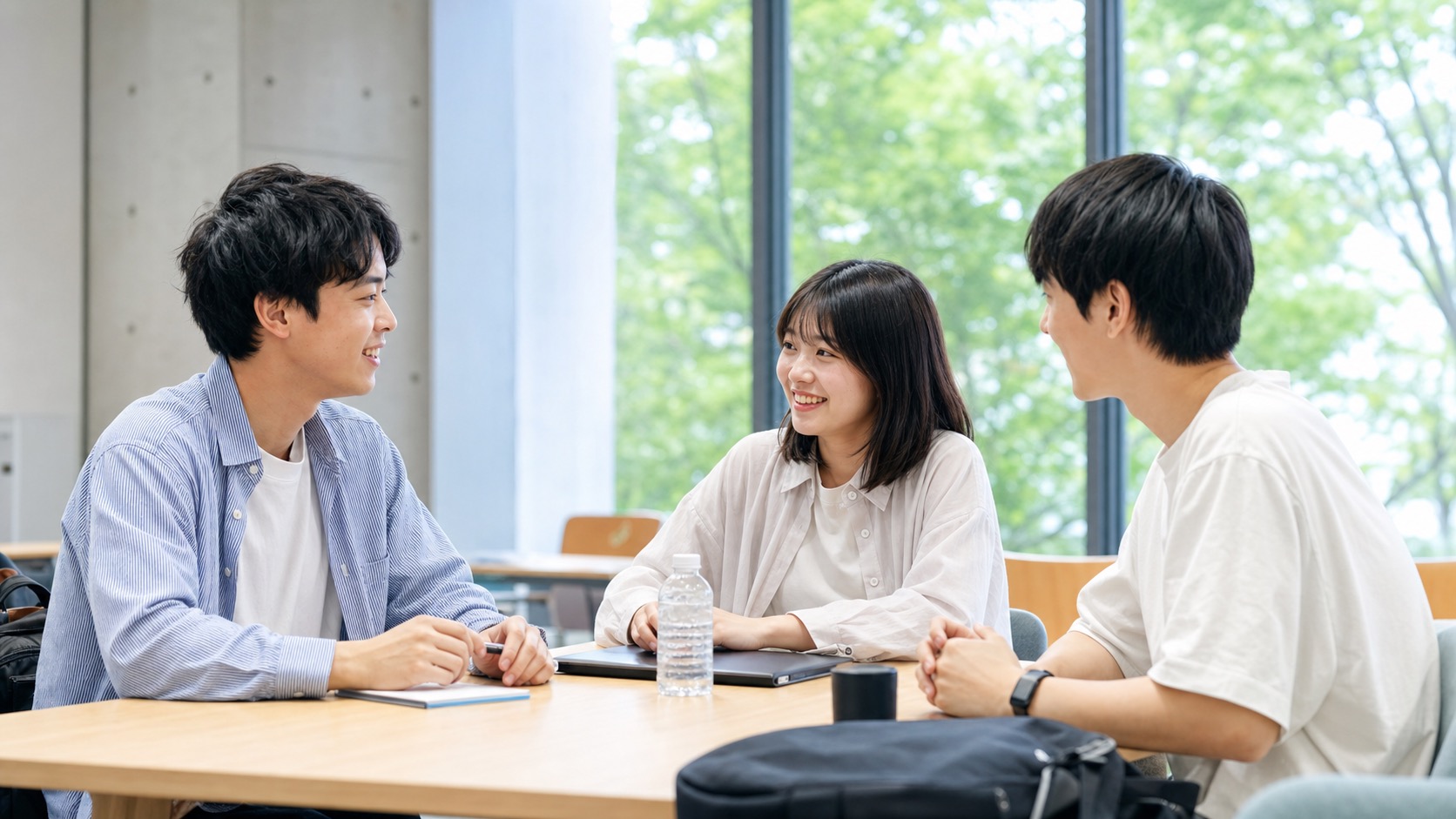 長期インターンについて学生同士で話す様子