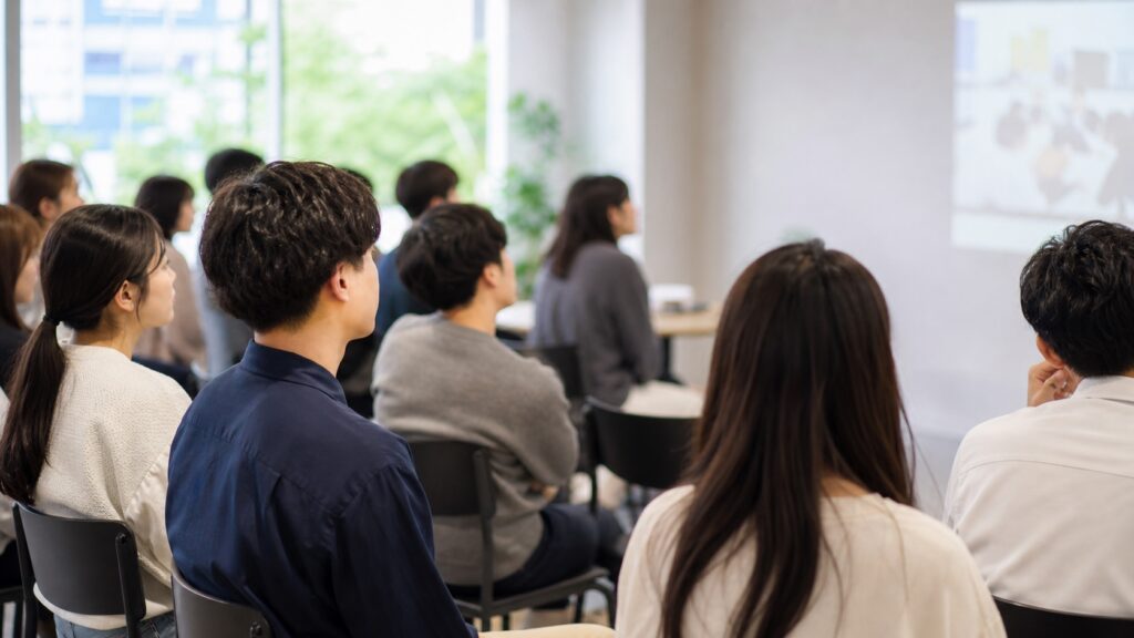 長期インターンの説明を聞く学生たち