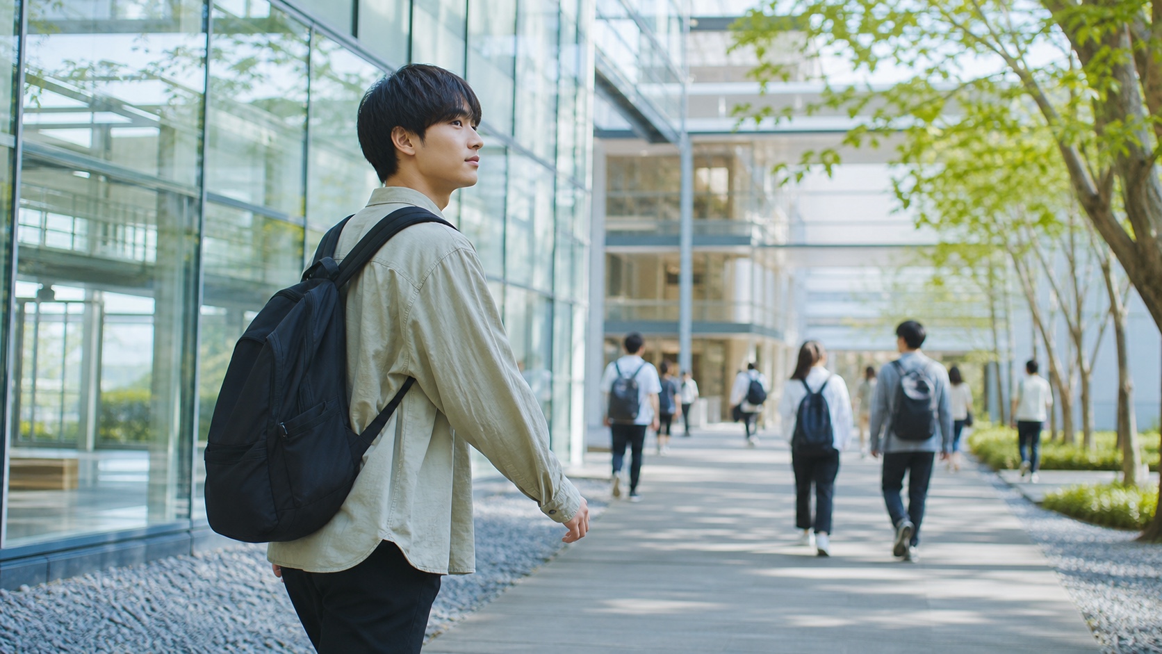 長期インターンで給料が出ないときにキャンパスを歩く学生