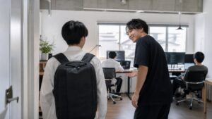 エンジニアインターンの現場へ向かう学生