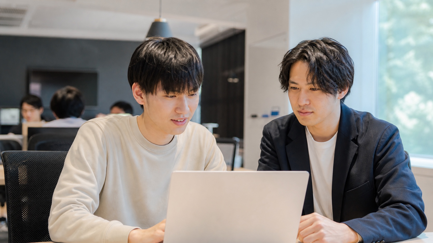 エンジニアインターンで機能を確認する学生