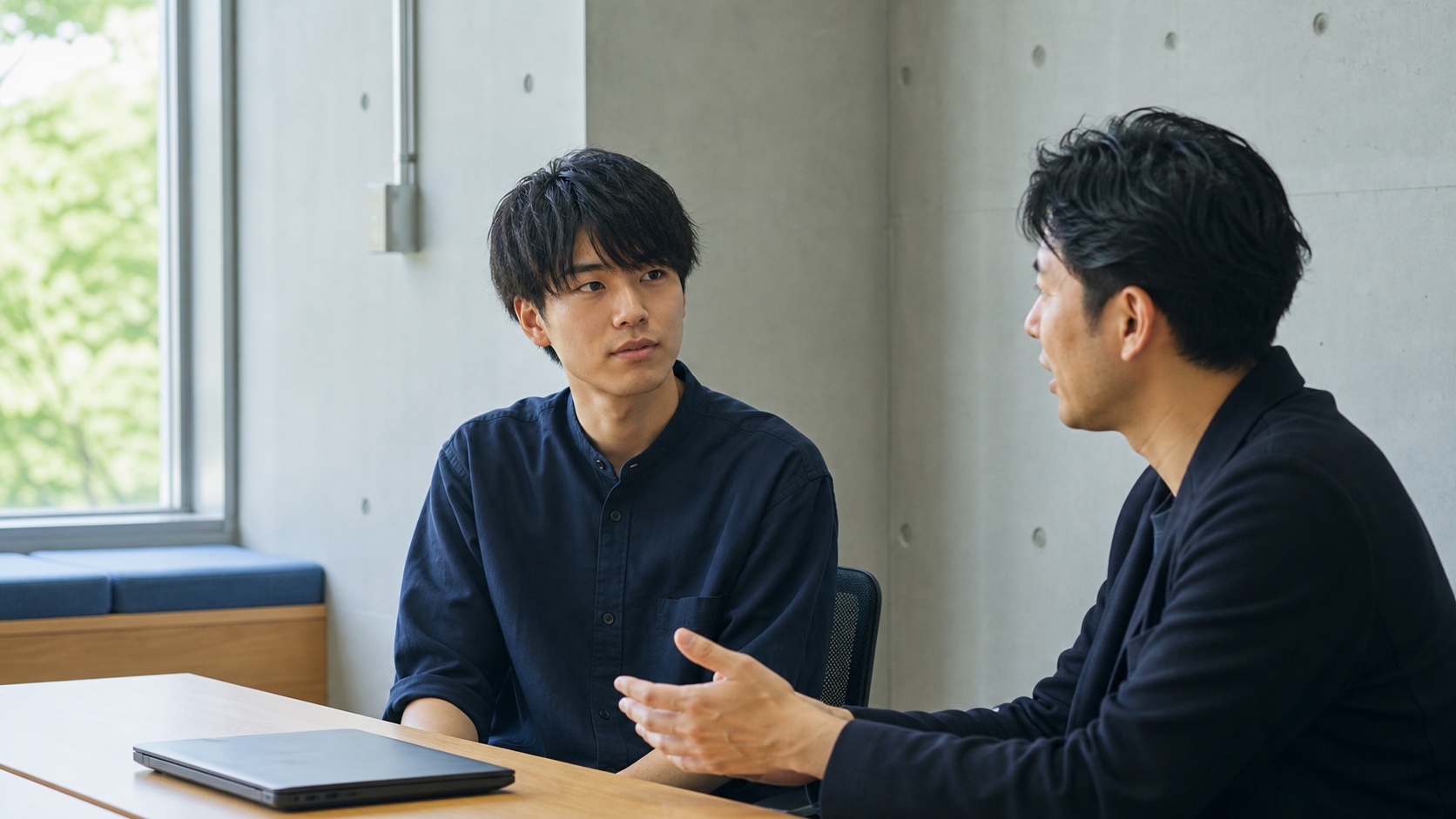 エンジニアインターンで担当者の話を聞く学生