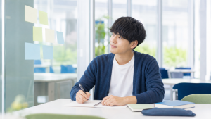 ガクチカがないと悩む大学生が経験を振り返る様子