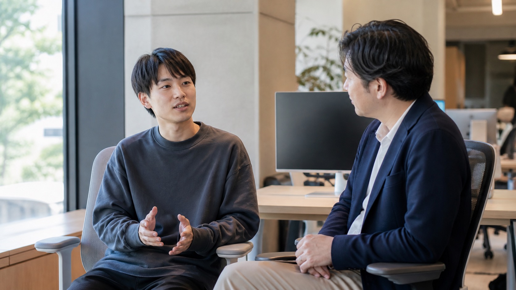 長期インターンの経験を振り返る学生と担当者
