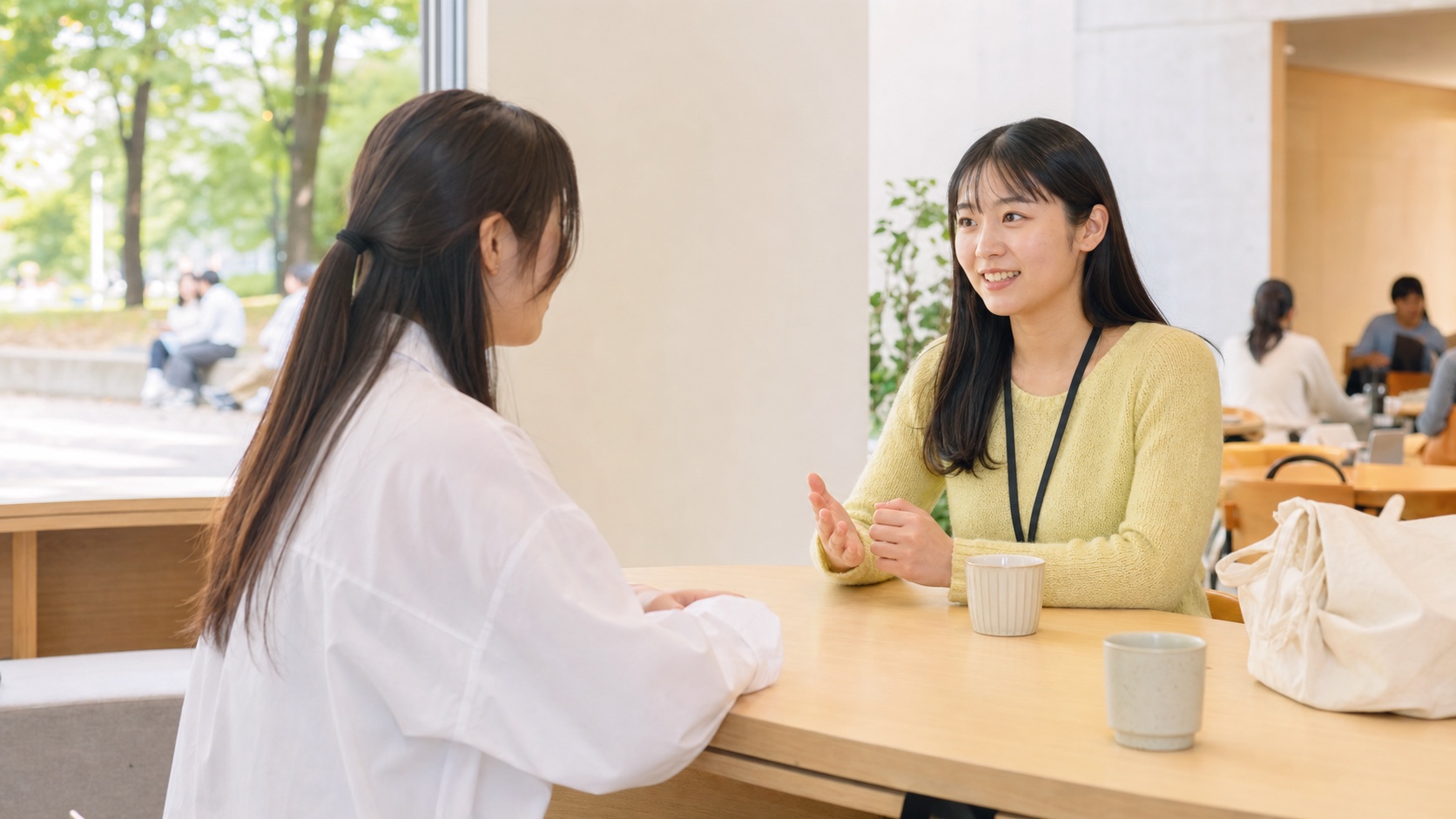 マーケティングの仕事で顧客の話を聞く学生