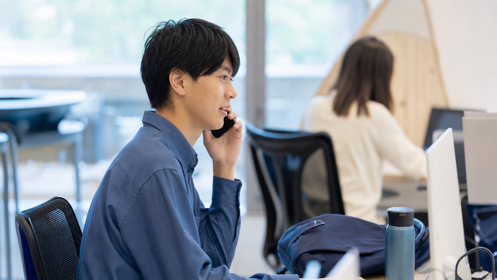 事務インターンで電話対応をする学生