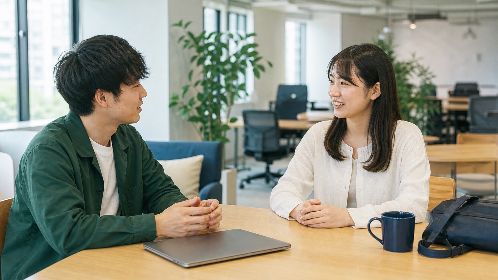 事務の仕事を引き継ぐ学生と社員