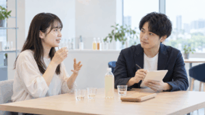 飲料の感想を聞くマーケティングリサーチャーのイメージ